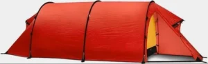 Hilleberg Keron 4 neljän hengen tunneliteltta punaisena vaelluksille ja retkeilyyn.