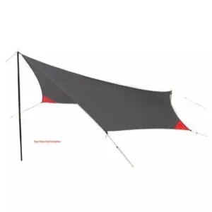 Alps Mountaineering Ultra-Light Tarp pystytettynä kevyeksi suojaksi retkeilyyn.