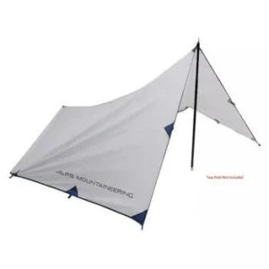 Alps Mountaineering Utility Tarp pystytettynä suojaksi retkeilykäyttöön.