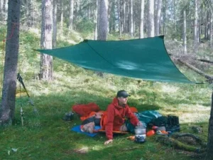 Hilleberg Tarp 10 UL viritettynä metsään retkeilijän suojaksi.