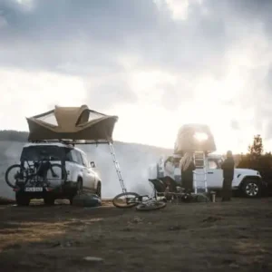 Thule Approach S harmaa kattoteltta auton katolla retkeilykäytössä.