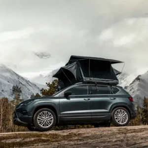 Trekker Camper M vihreä kattoteltta auton katolla retkeilykäytössä.