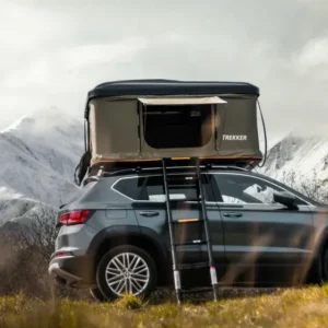 Trekker Hut M kattoteltta asennettuna auton katolle retkeilykäyttöön.