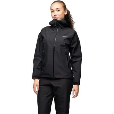 Nainen mustassa Bergans Essentials 2.5L Shell Jacket Women Black -kuoritakissa.