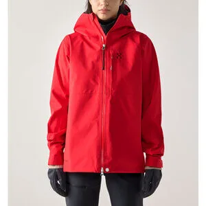 Nainen punaisessa FRONT PROOF II JACKET WOMEN -kuoritakissa.