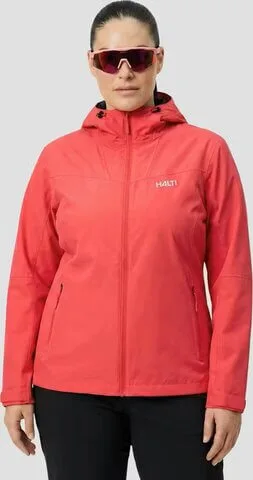 Nainen punaisessa Halti Women’s Forter + Dx Jacket -kuoritakissa ja urheilulaseissa.