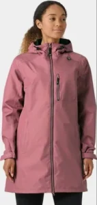 Nainen vaaleanpunaisessa Helly Hansen Women’s Long Belfast Jacket -kuoritakissa.