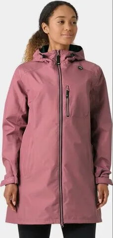 Nainen vaaleanpunaisessa Helly Hansen Women’s Long Belfast Jacket -kuoritakissa.