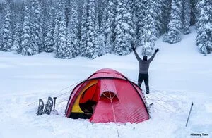 Hilleberg Saivo 4 kupoliteltta talvella lumisessa maastossa.