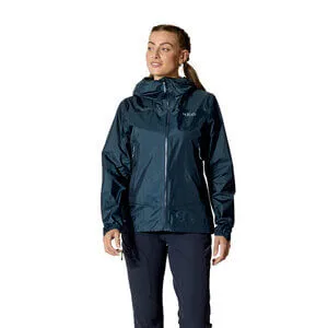 Nainen tummansinisessä PHANTOM MOUNTAIN JACKET WMNS -kuoritakissa.
