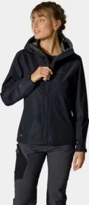 Nainen tummassa Rab Women’s Downpour Jacket -kuoritakissa.