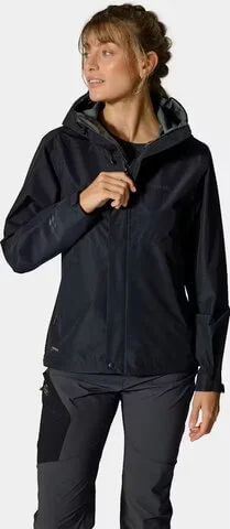 Nainen tummassa Rab Women’s Downpour Jacket -kuoritakissa.