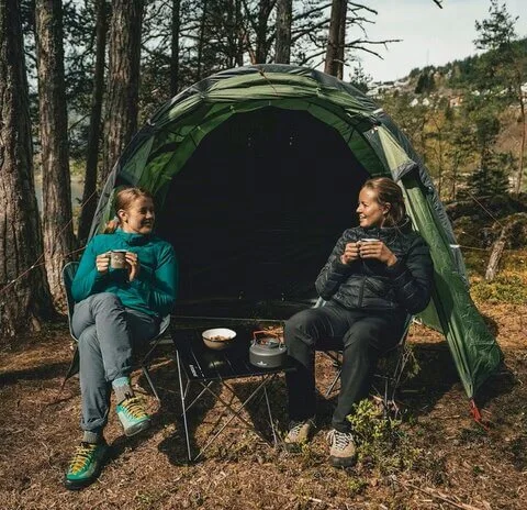 Robens Cima Versa 3 teltta metsässä retkeilijöiden käytössä.