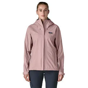Nainen vaaleanpunaisessa W’S Torrentshell 3L Rain Jacket -kuoritakissa.