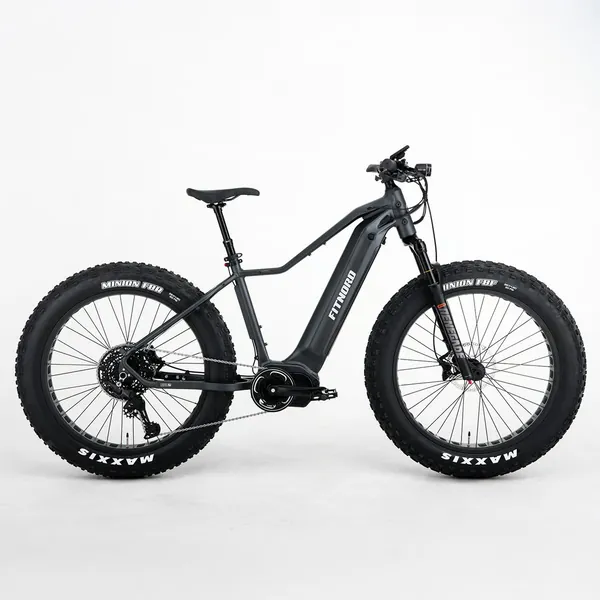 FitNord Rumble 1000 G2 -sähköfatbike mustana sivuprofiilista kuvattuna vaaleaa taustaa vasten.