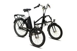 Musta Helkama e-Trike sähköavusteinen kolmipyörä kahdella etupyörällä ja tavaratelineellä.
