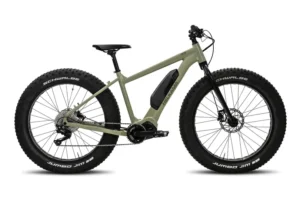 Vihreä Helkama FE10 sähköfatbike leveillä renkailla ja tehokkaalla sähköavustuksella maastoajoon.