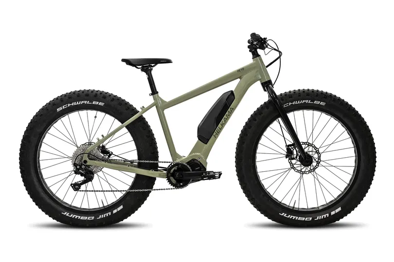 Vihreä Helkama FE10 sähköfatbike leveillä renkailla ja tehokkaalla sähköavustuksella maastoajoon.
