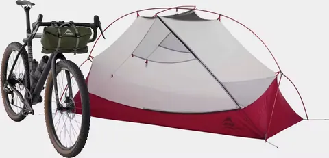 MSR Hubba Hubba Bikepack 1 yhden hengen teltta pyörän vieressä. Kevyt bikepacking-teltta on suunniteltu pyöräretkeilyyn ja vaelluksille, joissa pieni pakkauskoko on tärkeä.