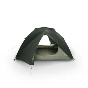 Vihreä Jack Wolfskin Sky Dome III kolmen hengen teltta edestä kuvattuna valkoisella taustalla.